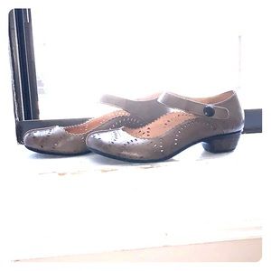 Täōs Heeled, Close-toed Sandal